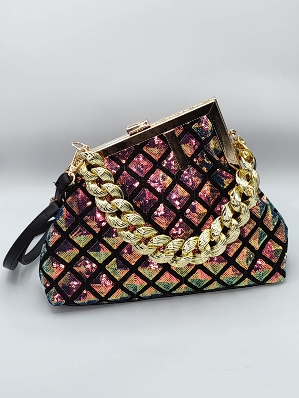 Women's golden Handbag with thick chain Material: PU Size: H23*W10*L27 (cm)